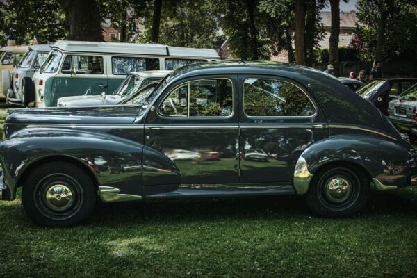 Voiture de collection grise des années 1950 exposée sur un salon de véhicules anciens